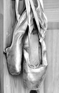 10837795-Antiguo-zapatillas-de-ballet-en-blanco-y-negro-Foto-de-archivo
